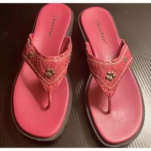 Bare Traps Darcy Pink Leather Sandals Women 8.5 Silver Flower Charms Flip Flops